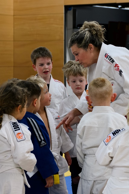 Eveline geeft uitleg aan jeugd