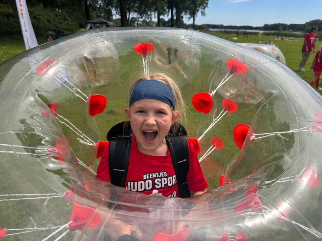 Puck in een voetbal, mooi plaatje toch. De hele middag spelletjes gedaan en Op 4 grote sups gestaan en elkaar er af geduwd. 
